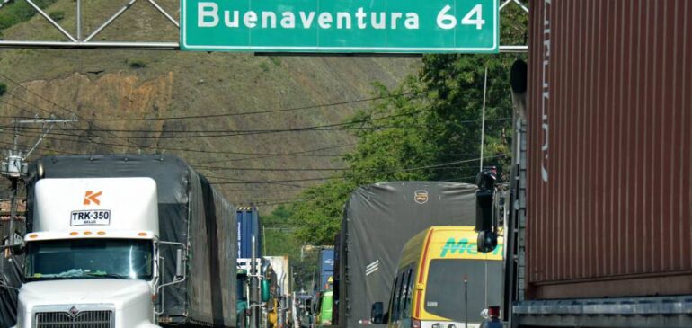 Más de 6 mil vehículos represados por el bloqueo en la vía que conduce a Buenaventura