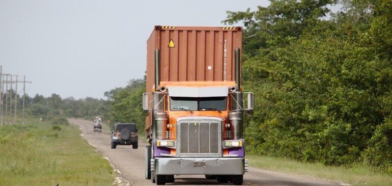 Intervención de rutas de transporte de carga terrestre para establecer costos mínimos