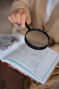 anciana-leyendo-mientras-usa-lupa-1